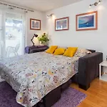 Sunny 1Bd Near Firule Beach - Balcony & Peaceful Stay